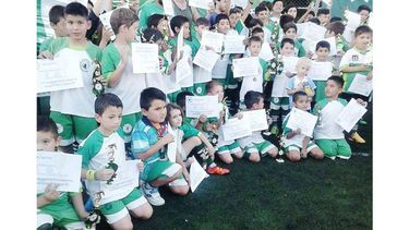 RECONOCIMIENTO. Los chicos de la Sport Pilar, con sus diplomas..