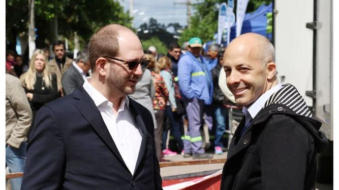 DE FERIA. Braun y Ducoté, ayer, en Manuel Alberti..