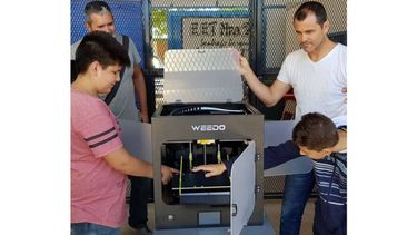 CHICHE NUEVO. Los alumnos recibieron la impresora con entusiasmo..