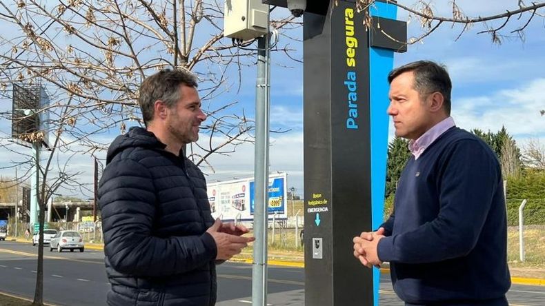 ASÍ SON. Achával supervisó con Kruse el funcionamiento de las primeras 10 paradas seguras..