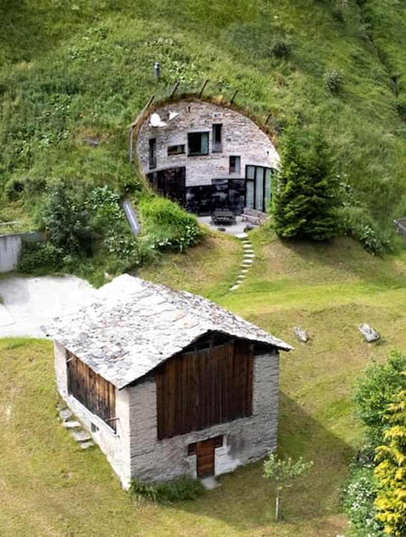 La propiedad fusiona lo antiguo con lo moderno. (Villa Vals)..png