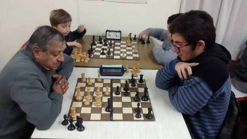 CAMPEÓN. Saracho (der) durante una de las partidas del certamen..