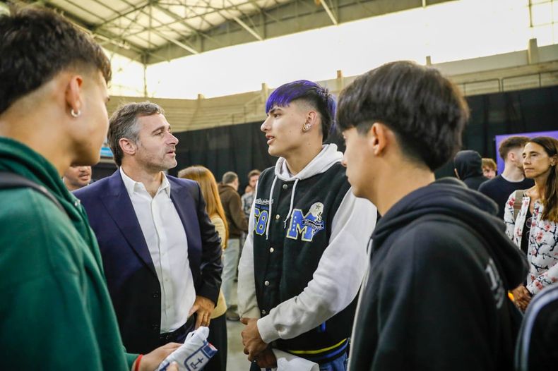 DIÁLOGO. Achával recorrió la muestra y charló con los estudiantes.
