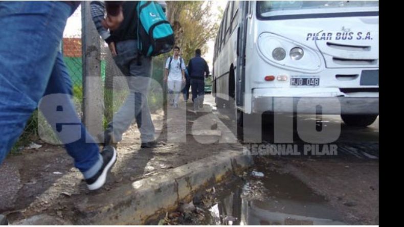 A CAMINAR. Despues de sacar boleto, hay que recorrer un largo camino al tren..
