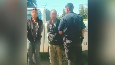 Los dos detenidos están acusados de robar placas de bronce del cementerio de Derqui.&nbsp;