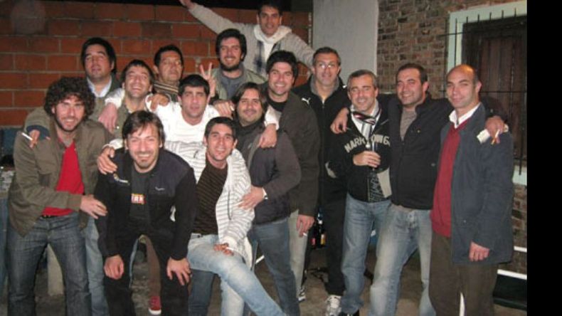 El grupo de amigos que cada miércoles repite el ritual del asado, el truco y la risa..