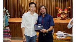 PLAQUETA. El padre Pepe junto al ombudsman Trovatelli..