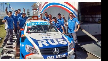 HAY EQUIPO. El Azar Motorsport celebra el 2º puesto junto al Mondeo..