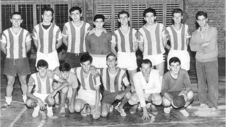 ARRIBA: José “Mimo” Domenech,”Lito” Rojas, Mario Albornoz, Néstor Vergani, Domingo Irrazábal, Oscar Villagra, Carlos Danylyszyn y Pedro Parica (DT). Abajo: Armando Heredero, Horacio Mandirola, Roberto Mazettelle, Juan Carlos Unhassobiscay, Santiago Moreno y Hugo Moreno..