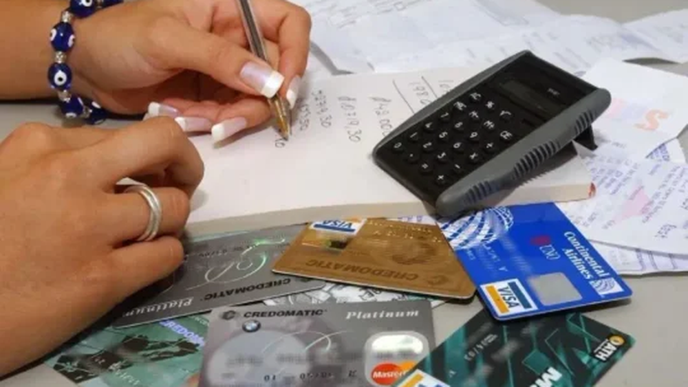 TARJETAS. Las deudas asfixian a las familias argentinas.