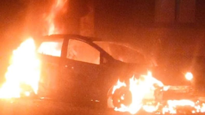 El fuego devoró por completo el Ford Fiesta que era conducido por un hombre de 40 años. Foto @juancaimpacto. .
