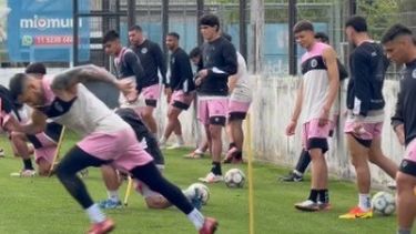 A CORRER. Los jugadores llevaron adelante movimientos físicos en el Barraza.