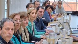 REUNIÓN. Los representantes docentes analizan la propuesta paritaria.