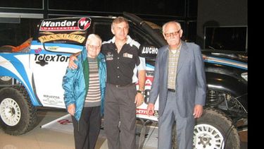 Roberto Naivirt junto a sus padres, durante la presentación del seminario..