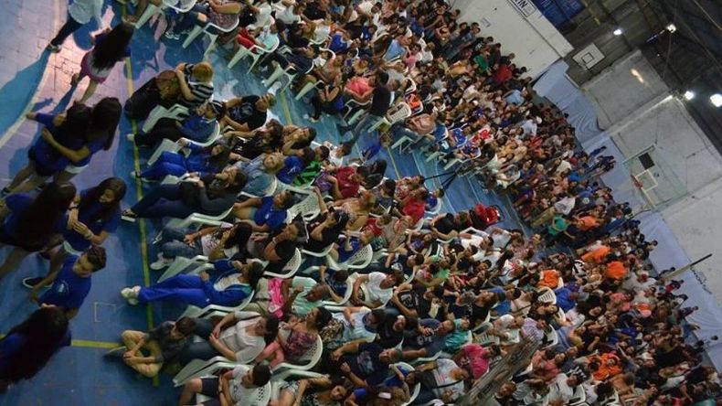 La familia unida. Así lució el gimnasio de Unión durante la ceremonia. Lleno total. Foto Víctor Hugo Koprivsek..