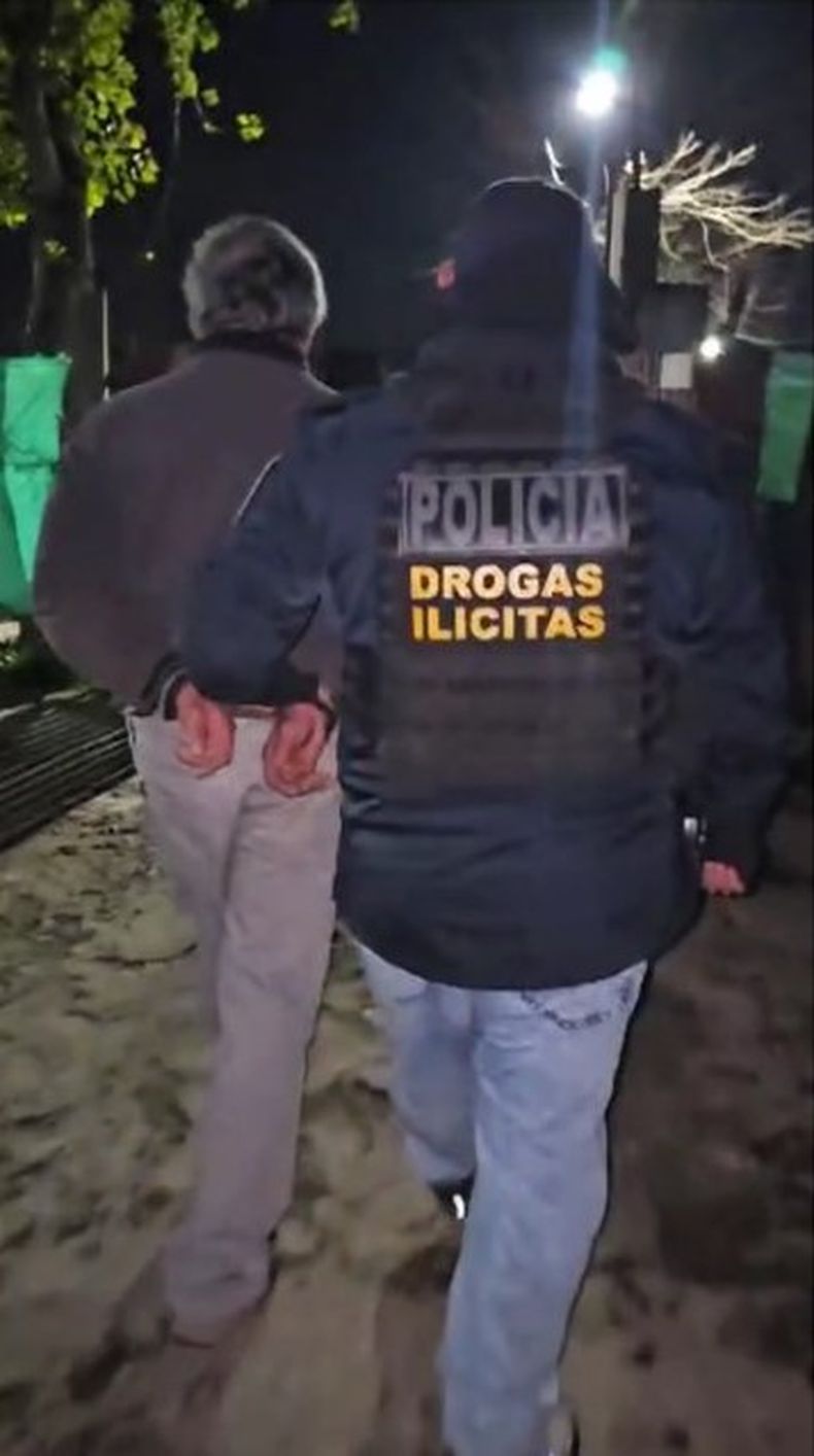 Uno de los tres detenidos por venta de drogas.&nbsp;