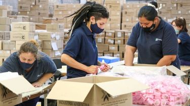EMPLEO. Trabajadoras de Buplasa, de Villa Rosa, una de las firmas que contrató personal local..