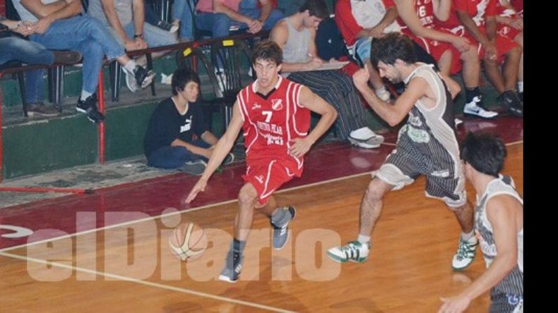 (Fredy Caballero). Francisco Ruiz inicia un nuevo ataque. Terminó como goleador con 14 puntos..