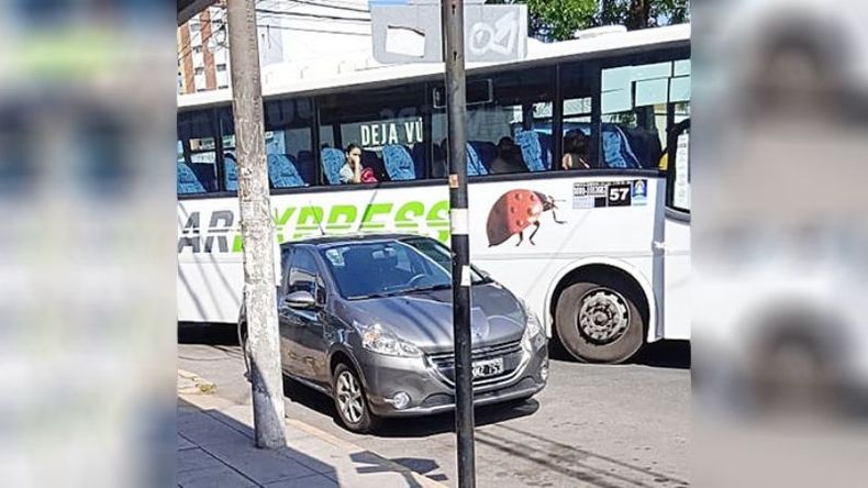 El jueves, este auto estuvo estacionado sobre la rampa de discapacitados. Un colectivo de la línea 57 estuvo 10 minutos cruzando. Fue un caos. Fabio. .