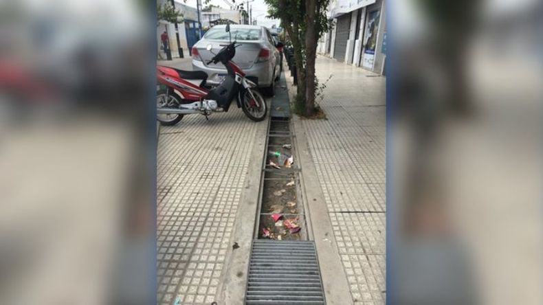 Desde hace varias semanas faltan las rejillas de la semipeatonal Rivadavia, desde Gamboa hasta Moreno. Es un peligro y una incomodidad para los que deben desplazarse con carritos o personas con movilidad reducida. Ojalá que alguien se haga eco de esto. María..