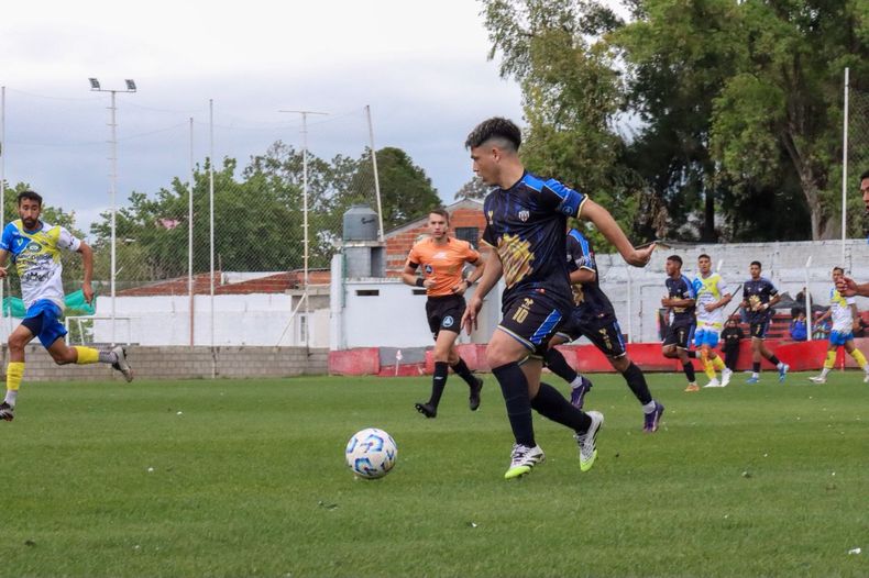 GOLEADOR. Ballester marcaba el 2-0 parcial del primer chico en Muñiz.