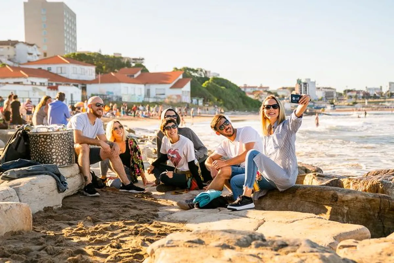 EN FAMILIA. Mar del Plata es apenas más económico que Río de Janeiro.