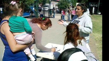 La recoleccion de firmas comenzó en la estación de Presidente Derqui..