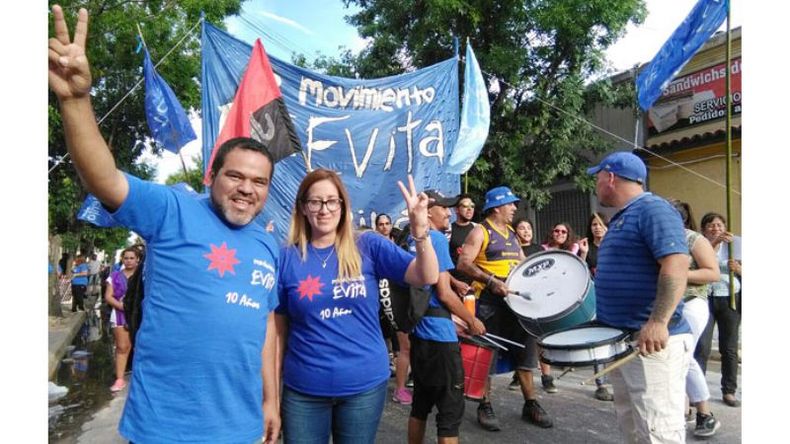 DEDOS EN V. Luna y Domínguez, en el aniversario del Evita..