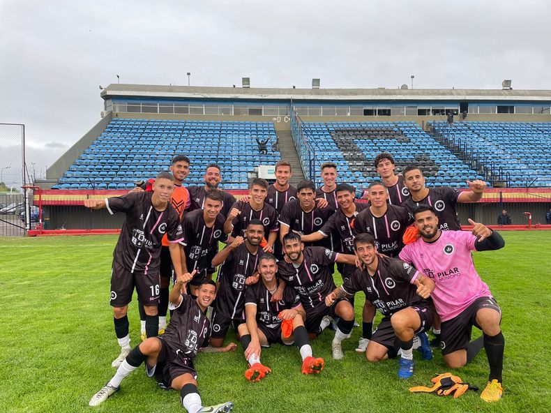 EQUIPO. Los jugadores de Real Pilar posan tras la gran victoria en el Bajo Flores.