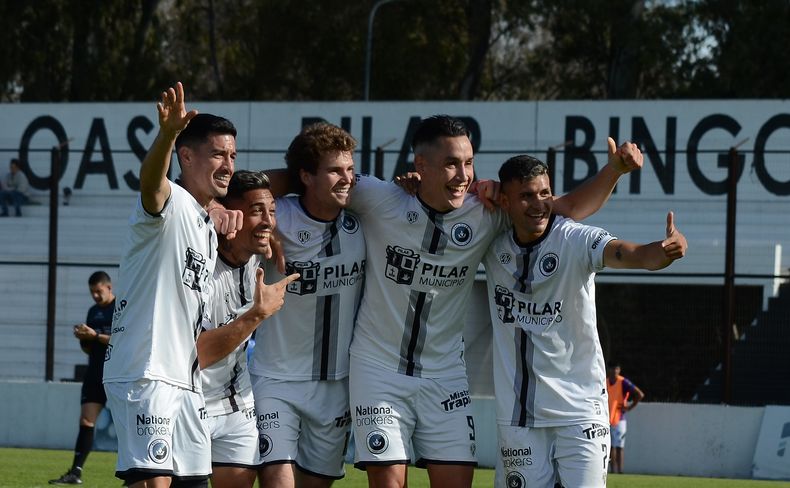 FELICIDAD. Crocco, Fittaioli, Gualtieri, Vera Borda y Hernández disfrutan de este gran presente en Real Pilar.