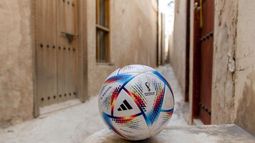 La novedosa pelota que Adidas hizo para el Mundial de fútbol y que hoy se presentará en Argentina