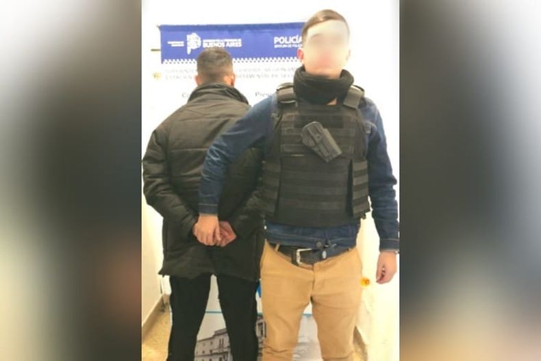 El detenido de 26 años amenazó a su ex con un arma y se llevó por la fuerza a su pequeña hija.&nbsp;