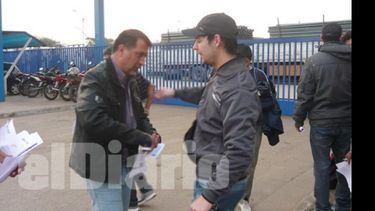 Humaño (izq) participó de una volanteada, ayer, en la puerta de Tigre..