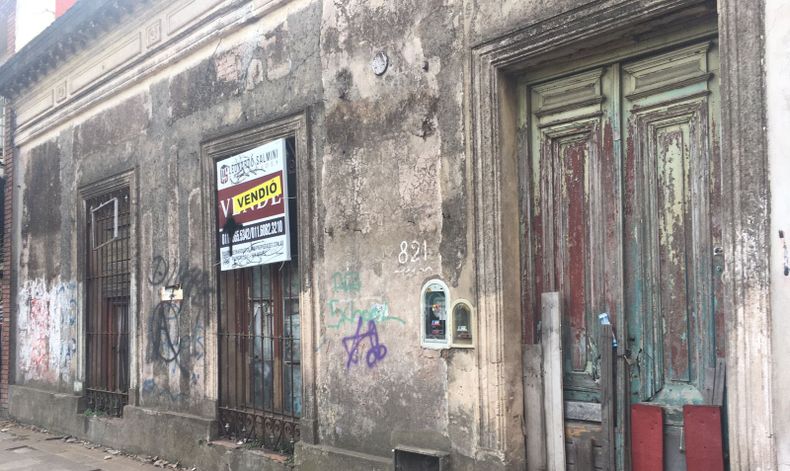 FACHADA. La casa está ubicada en Lorenzo López, a metros de 11 de Septiembre.