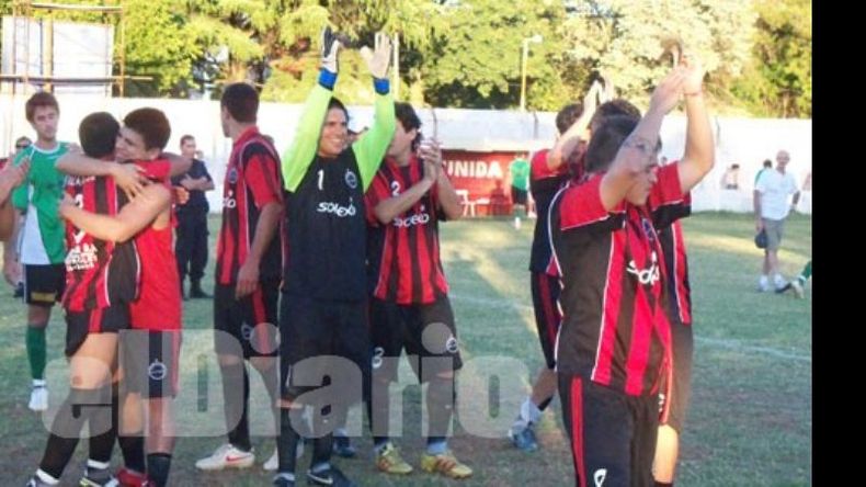 Los jugadores de Villa Rosa saludan a los más de 400 hinchas que estuvieron en Juventud Unida..