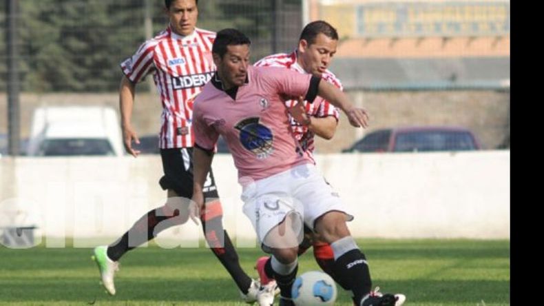 Diego Sosa, de cabeza, tuvo la única para Fénix..