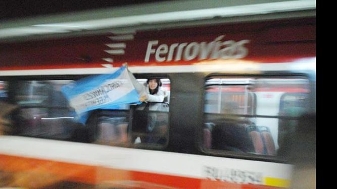BANDERA. Desde el martes, vecinos y trabajadores se movilizan contra el achicamiento..