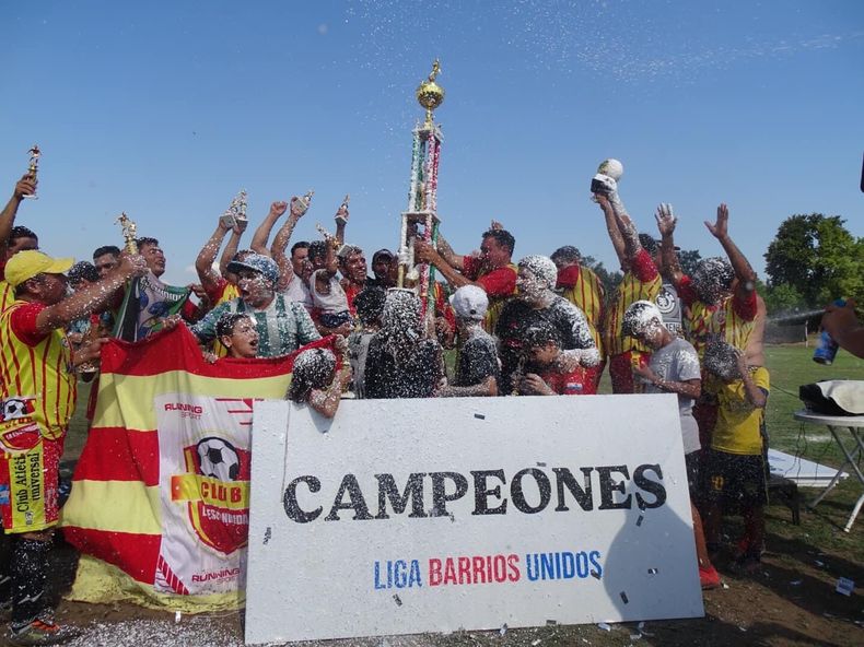 PODIO. La Escondida levanta el trofeo tras ganar el Apertura.