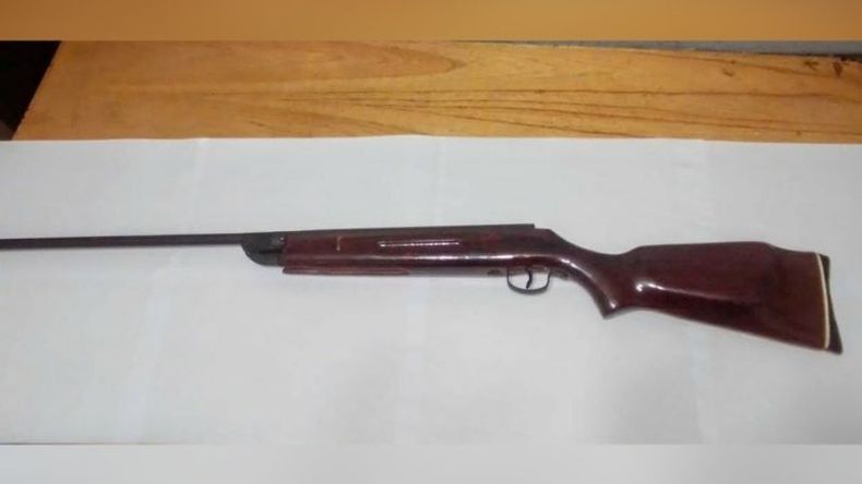 El rifle de aire comprimido con el que los chicos estaban jugando. .