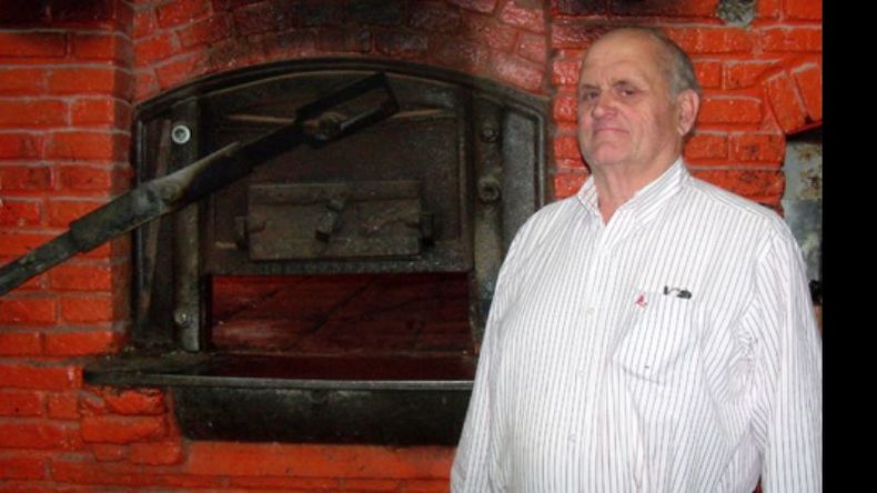 Orgullo e historia. Boragno junto al horno contruido por su padre en 1968..