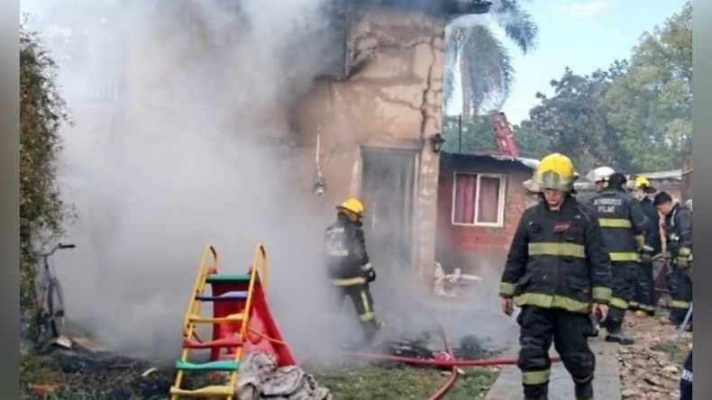 El incendio afectó a una vivienda de la calle La Pampa al 1200. Foto @juancaimpacto.