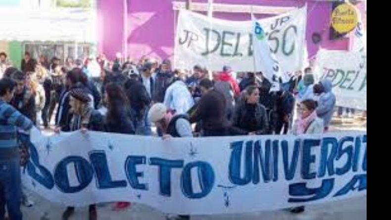 Los jóvenes insistirán con su reclamo hoy en la plaza céntrica..