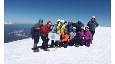 CUMBRE. Los integrantes del Go Team en la cima del volcán..