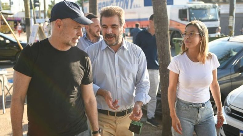 PATEANDO. Cáceres, de recorrida, junto a Larreta y Ritondo..
