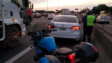 Cae la noche en #Panamericana y, como siempre, estamos allí para decirles NO a los #banquineros. No nos van a ganar por cansancio, ténganlo por seguro. Pablo Martinez Carignano / @pmcarignano.