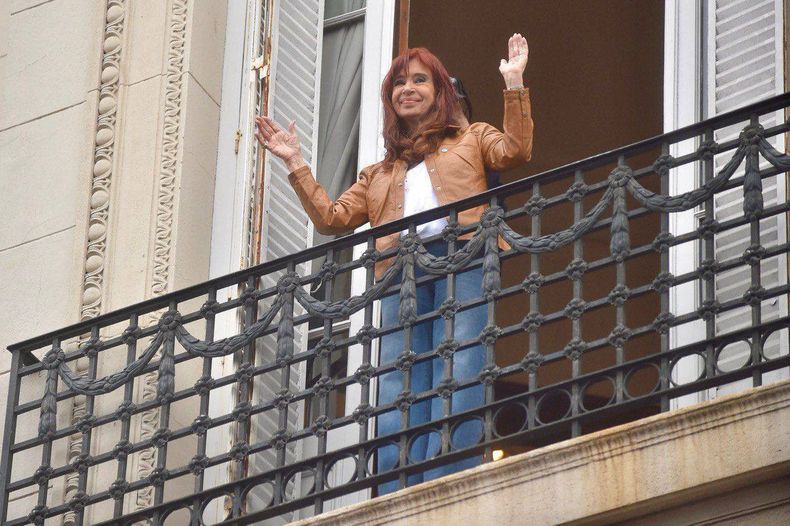 SALUDO. Cristina Kirchner, este sábado, en el balcón de San José 1111.