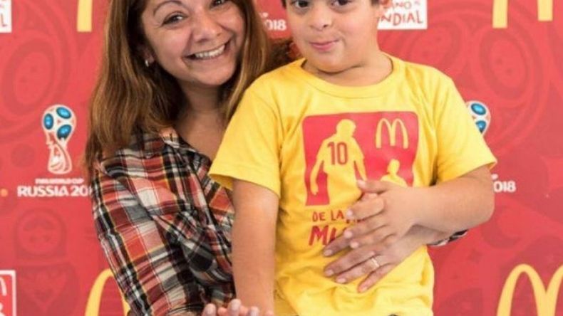 Tomás junto a su mamá Mercedes el día que fueron elegidos los 11 pequeños héroes. .