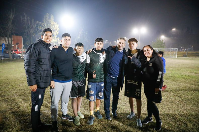 SE HIZO LA LUZ. Federico Achával acompañó a la comunidad del Club Los Tilos.