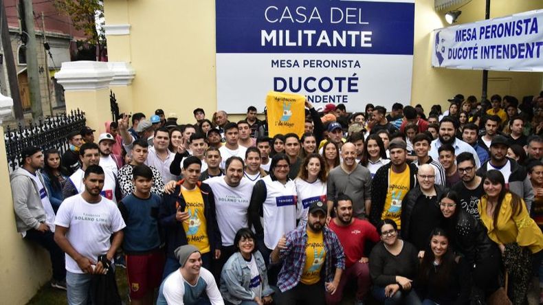 JUVENTUD. Ducoté en el medio de jóvenes que apoyan su candidatura..