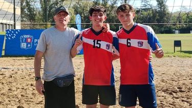 A MARDEL. La Sub 18 de Beach Vóley, con Carey (DT), Castelli y Riedel, superó 2-1 en la final a Chivilcoy.